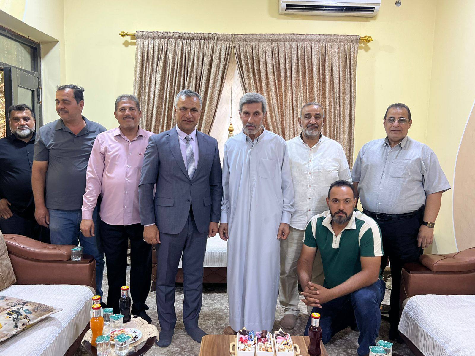 رئيس الجامعة التقنية الجنوبية يزور أحد أعمدة الجامعة للاطمئنان على صحته”