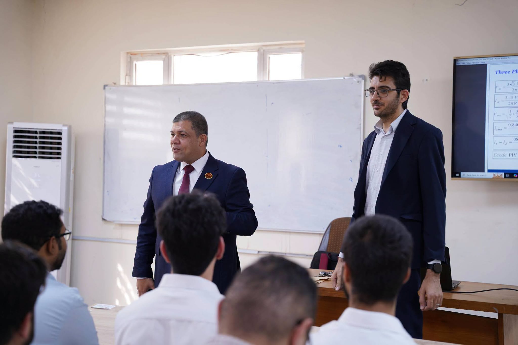 عميد كلية البوليتكنيك الهندسية في البصرة يزور الأقسام العلمية ويلتقي الطلبة بمناسبة بدء العام الدراسي الجديد 2027/2026.